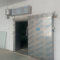 电动保温冷库门, 传动装置为齿条或链条，运行平稳，安全可靠